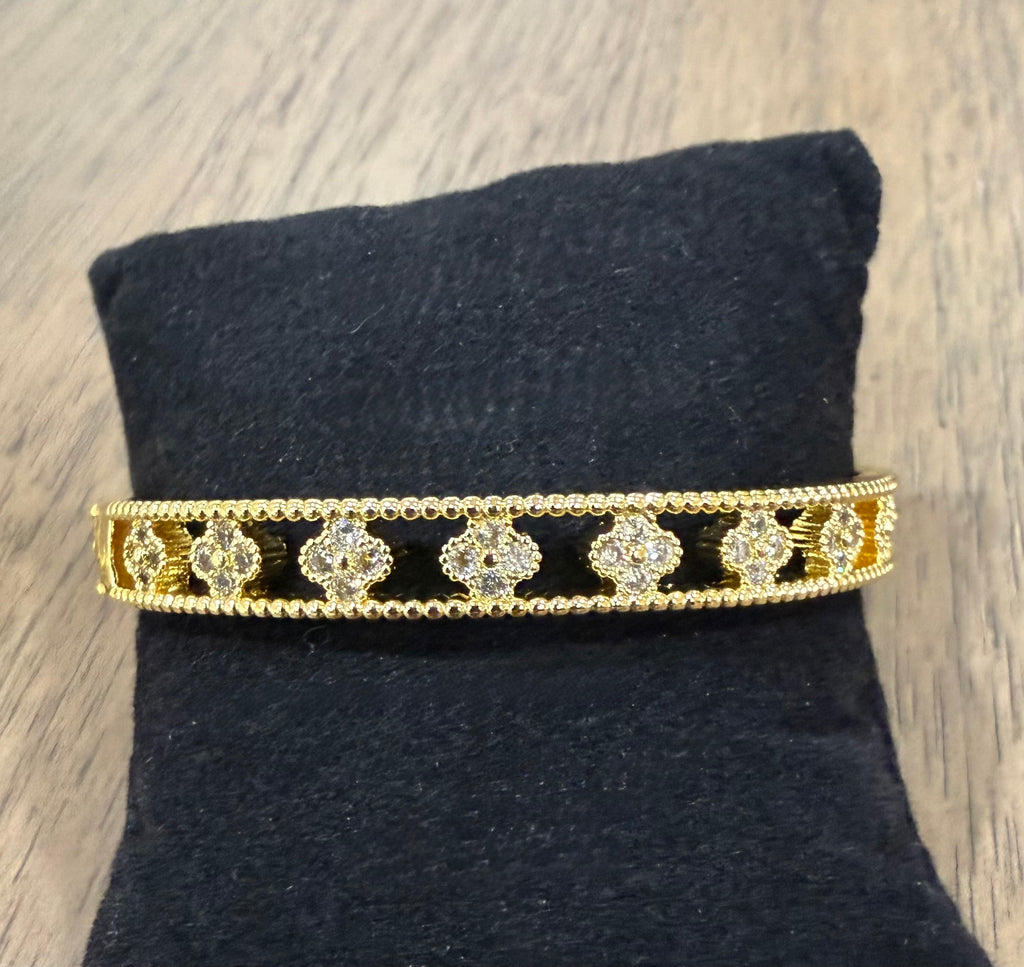 Diamond Clover Dotted Bracelet